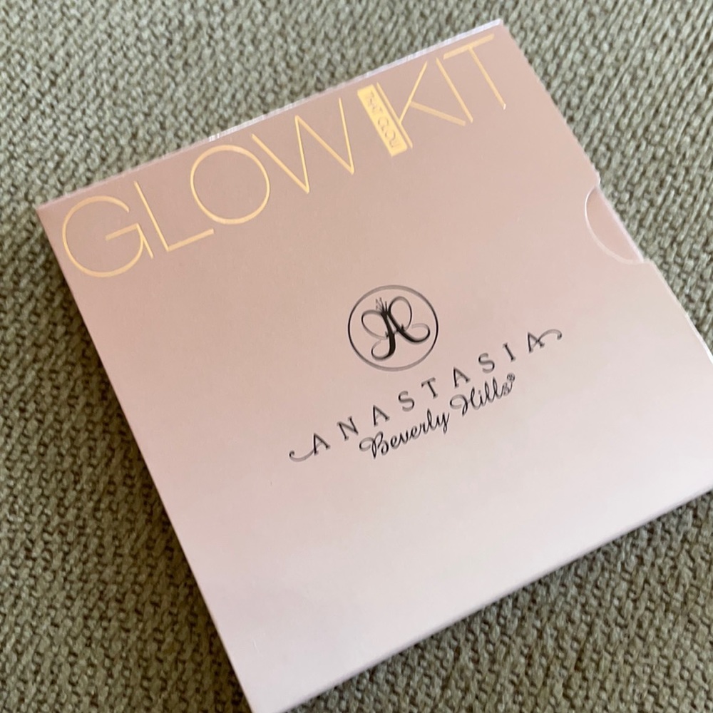 New! Anastasia Beverly Hills Glow Kit 3 pan only. One pan missing.